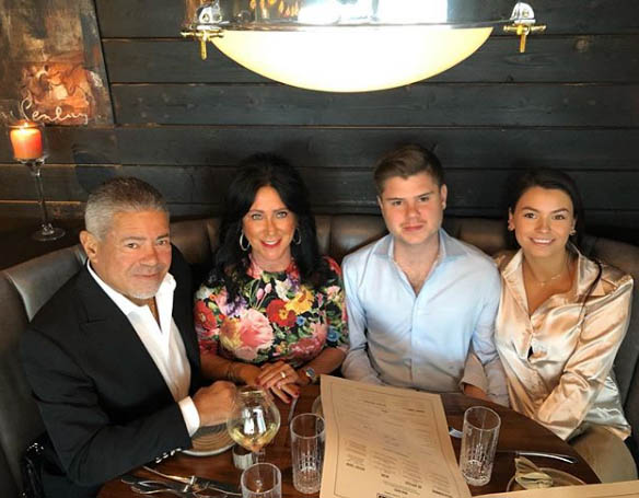 Lee Najjar spending mother day with his family.